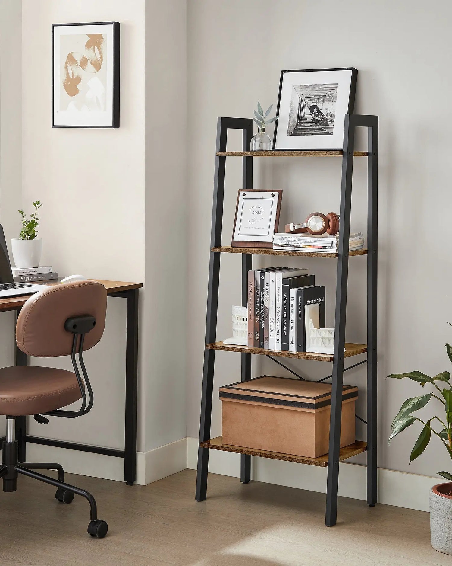 Étagère en échelle utilisée comme bibliothèque avec livres et plantes