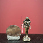 statue femme bronze doré relief détaillé longs cheveux robe drapée classique ornement décoration maison