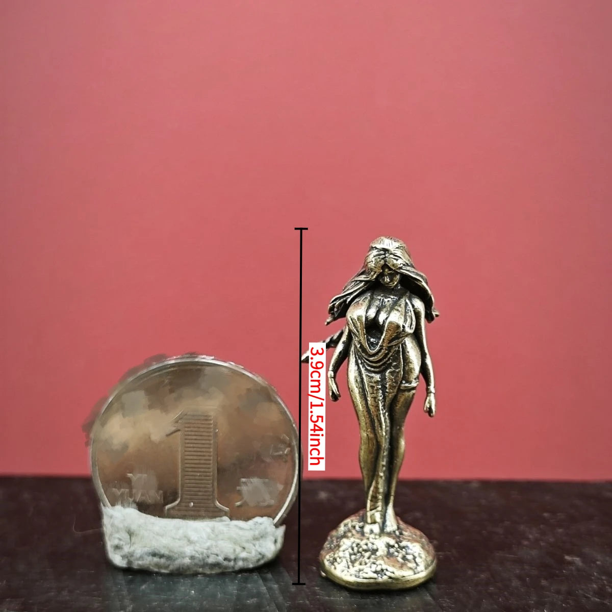 statue femme bronze doré relief détaillé longs cheveux robe drapée classique ornement décoration maison