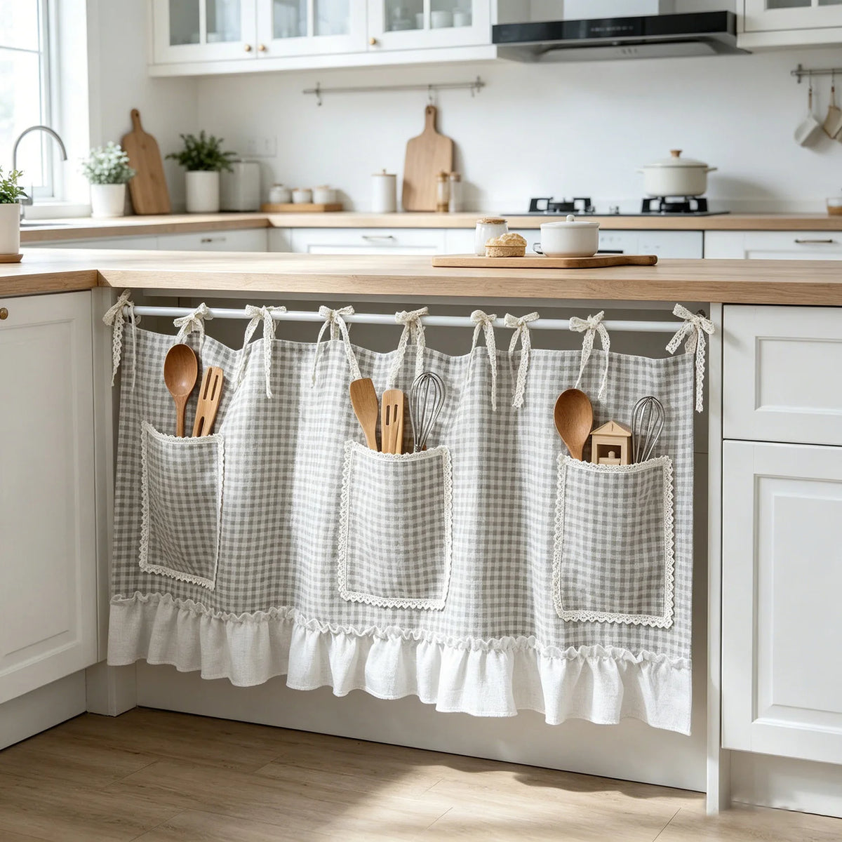 tablier cuisine vintage gris clair blanc carreaux bordure dentelle poches ustensiles rubans noués fixations