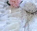 Détail de la dentelle et des volants sur la housse de couette