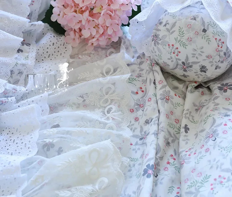 Détail de la dentelle et des volants sur la housse de couette