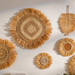Vue de face de la décoration murale en paille rustique