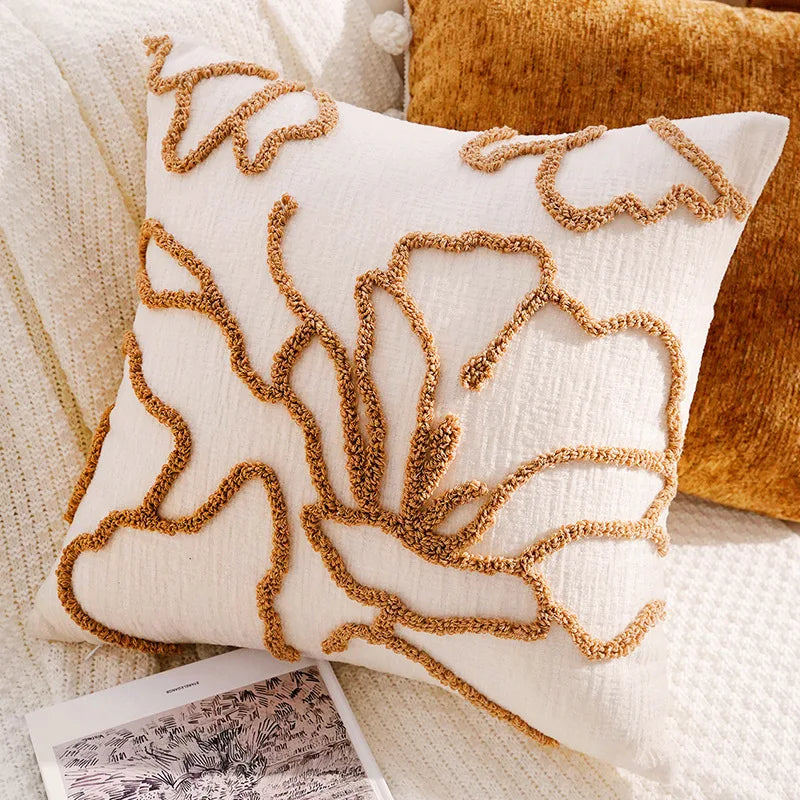 housse coussin décoration moderne motif géométrique brodé noir blanc pompons maison luxe