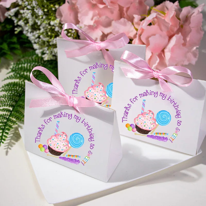 sac cadeau triangle graphique cupcake bonbons lollipop anniversaire enfantin sucré ruban fleurs multicolore blanc