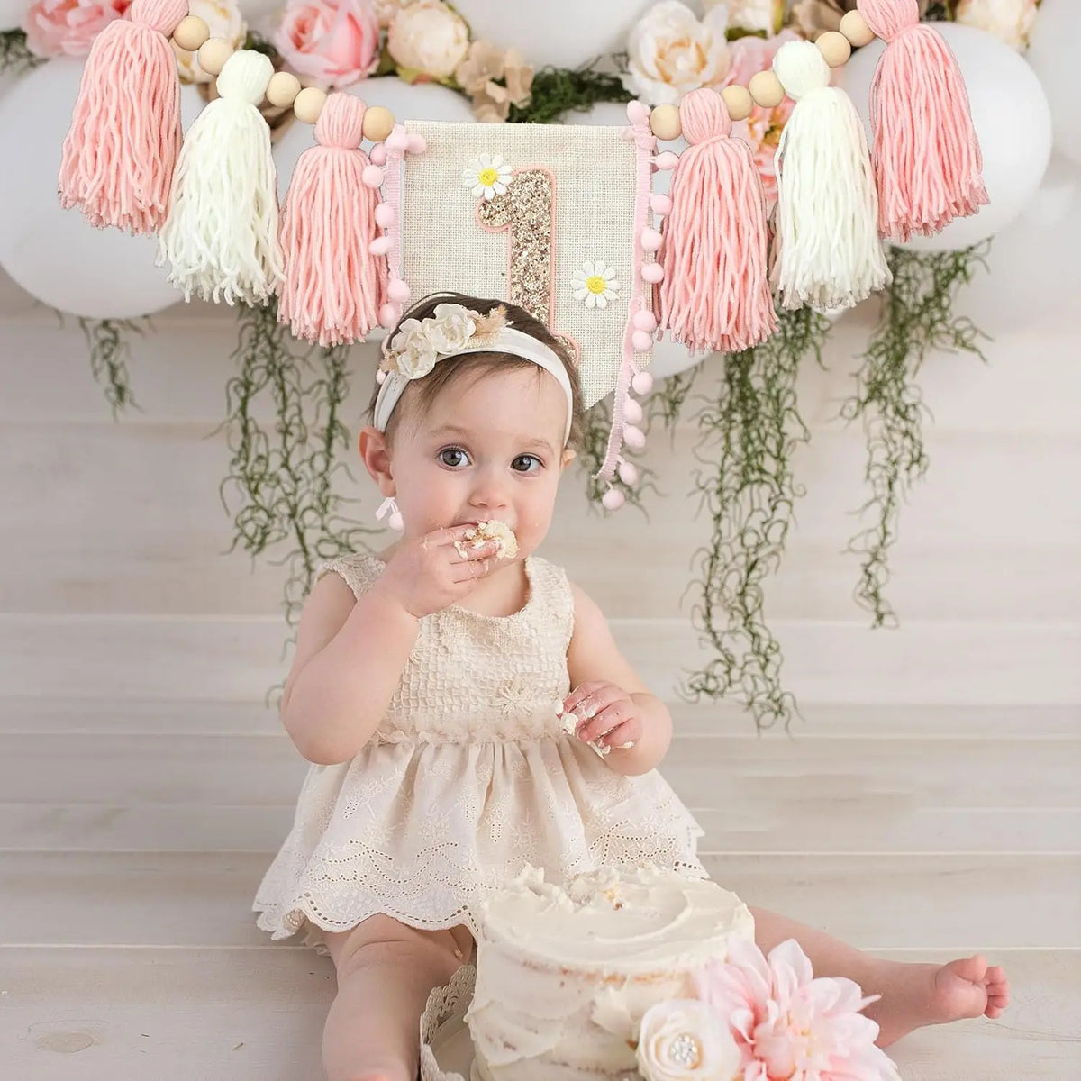 couronne bannière anniversaire fille rose fleurs pompons chiffre décoration fête enfant boho
