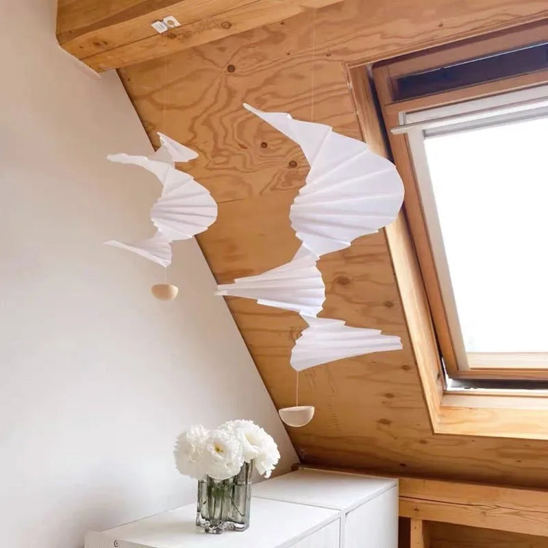 décoration intérieure mobile papier plié blanc ondulé minimaliste suspension fil scandinave