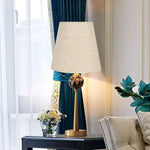 lampe table moderne beige texture lin opale fixations ruban bleu doré decoration intérieure