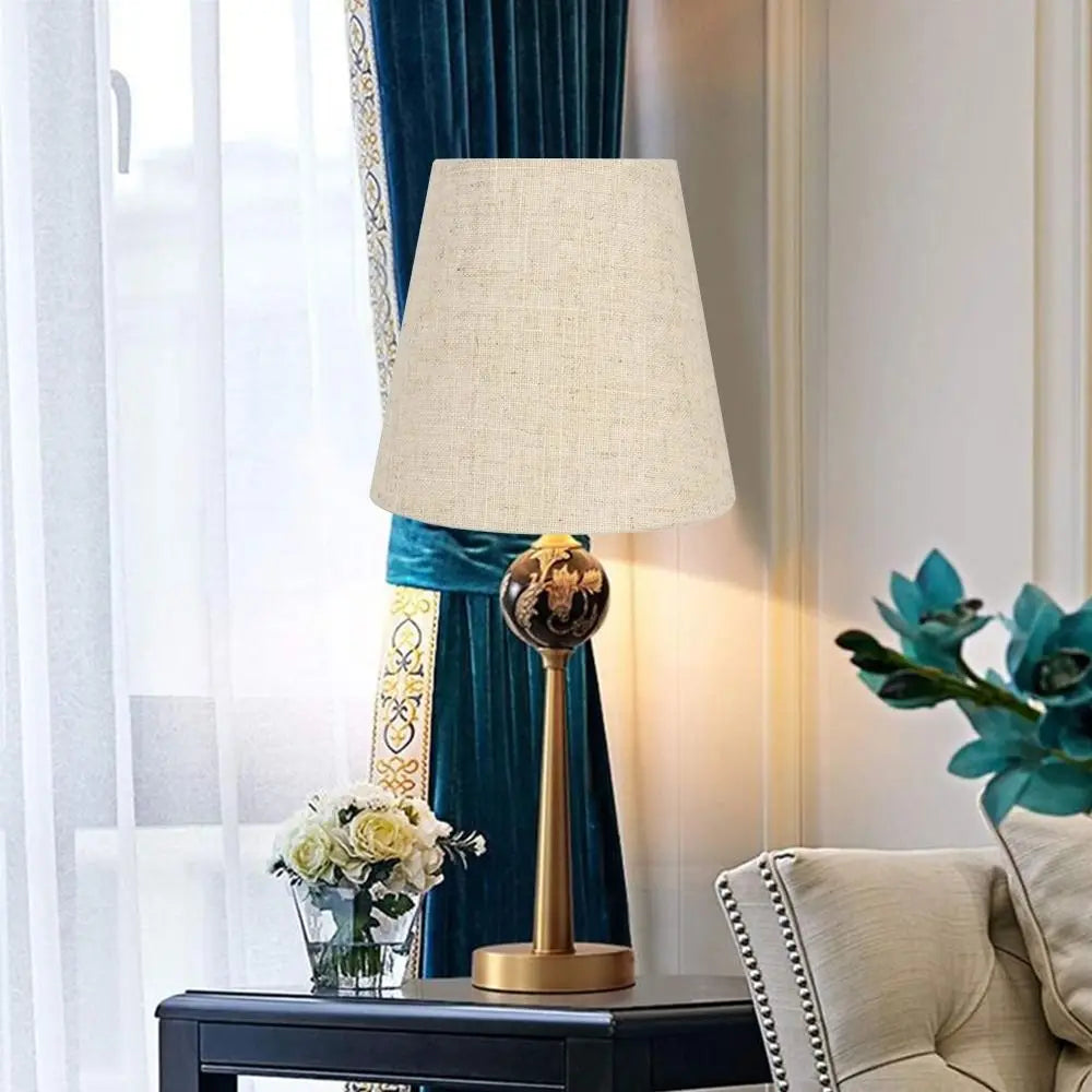 lampe table moderne beige texture lin opale fixations ruban bleu doré decoration intérieure