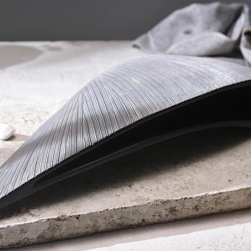 cache plat noir rayures fines moderne opacite vase table deco maison erotique echangisme erotique