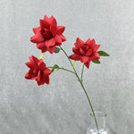 décoration intérieure bouquet fleurs artificielles soie moderne vase livres minimaliste rouge jaune