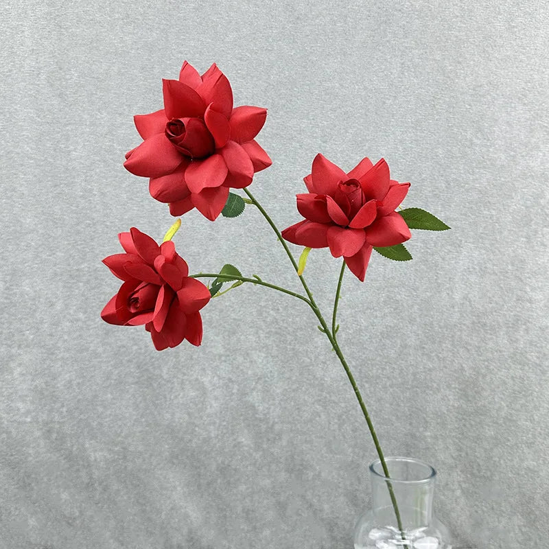 décoration intérieure bouquet fleurs artificielles soie moderne vase livres minimaliste rouge jaune