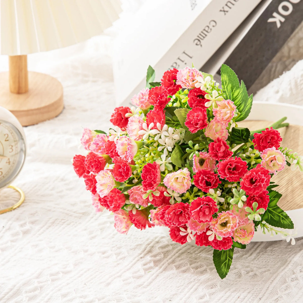 bouquet artificiel fleurs rouges vertes feuilles modernes décoration intérieure maison salon événements