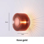 lampe murale moderne structure circulaire lamelles rayonnantes couleur dorée éclairage chambre étude