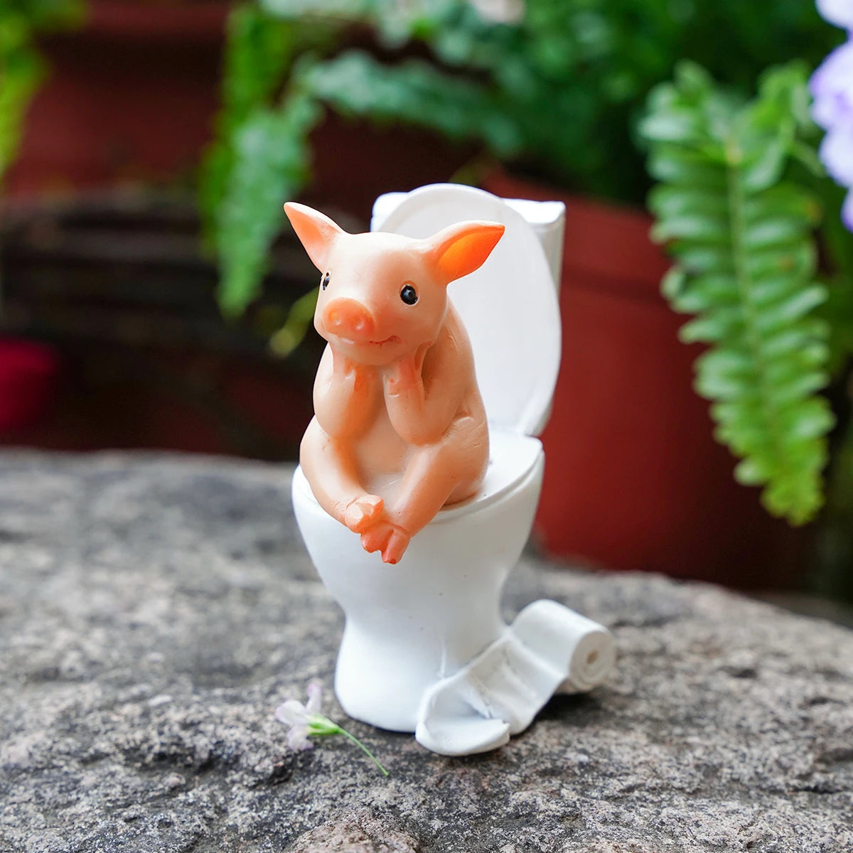 figurine porc rose toilette blanche résine décorative cartoon intérieur humour
