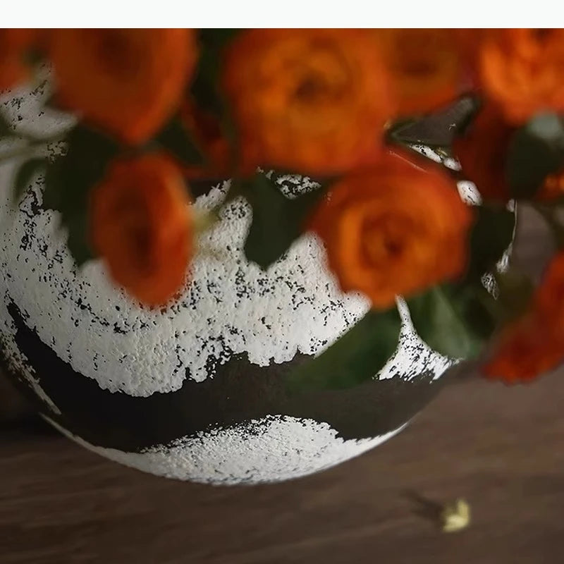 vase moderne abstract motif waves noir blanc orange decoration table minimaliste
