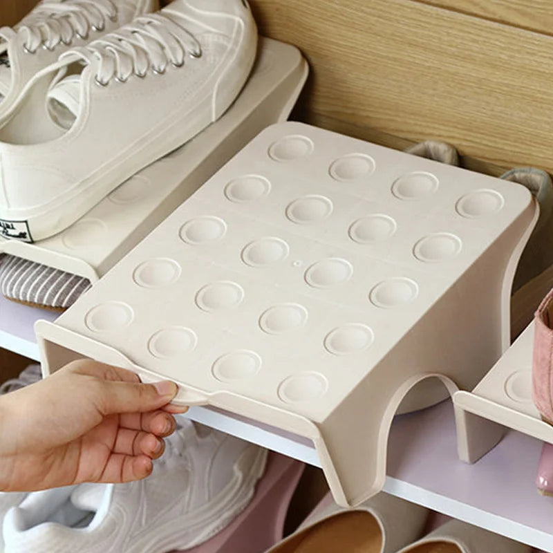 organisateur chaussures étagère rangement minimaliste cintre fer alvéoles circulaires relief blanc beige