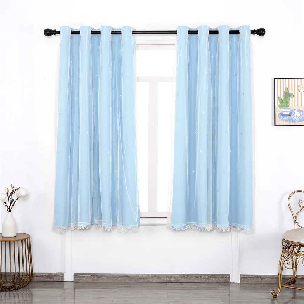 Rideau à oeillets bleu pour un traitement et une couverture de fenêtre élégants, offrant une solution élégante et contemporaine pour le contrôle de l'intimité et de la lumière.
