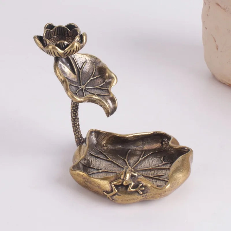 support bijoux doré lotus relief artisanal vintage feuillette fleur