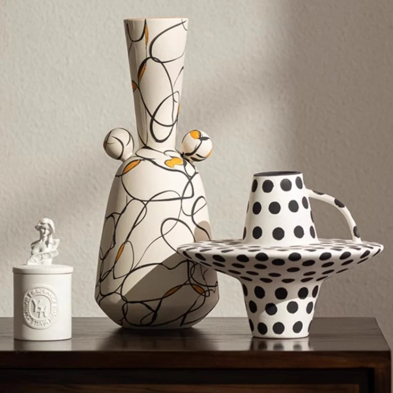vase céramique moderne blanc noir orange motifs abstraits points bibliothèque décoration