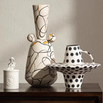 vase céramique moderne blanc noir orange motifs abstraits points bibliothèque décoration
