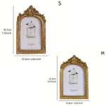 cadre photo ornemental vintage baroque décoration sculptée photos femmes robes ancienne fenêtre bouteille parfum