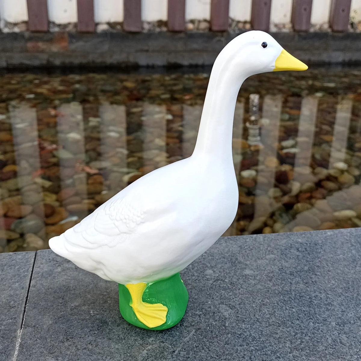 statue canard plumes résine décorative base couleur naturelleextérieur moderne