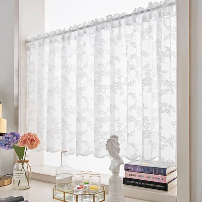 Voilage double dentelle blanche sur fenêtre avec motif plante