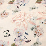 Délicate tapisserie florale avec des papillons élégants sur un fond délicat.