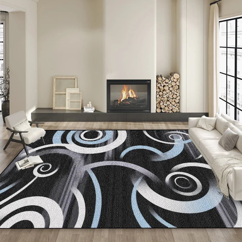 Un tapis abstrait aux motifs géométriques noirs et blancs décore élégamment le salon avec une cheminée murale et des éléments de décoration sur une étagère.