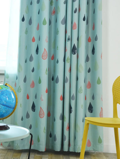 Rideau bleu avec motifs de gouttes colorées, idéal pour la décoration intérieure moderne. Parfait pour ajouter une touche de couleur et de dynamisme à n'importe quelle pièce, ce rideau se marie bien avec un mobilier contemporain. Accessoire décoratif idéal pour le salon, la chambre ou la salle de jeux des enfants.