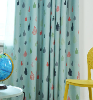 Rideau bleu avec motifs de gouttes colorées, idéal pour la décoration intérieure moderne. Parfait pour ajouter une touche de couleur et de dynamisme à n'importe quelle pièce, ce rideau se marie bien avec un mobilier contemporain. Accessoire décoratif idéal pour le salon, la chambre ou la salle de jeux des enfants.