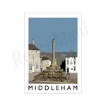 L'image représente une scène urbaine de Middleham, avec des bâtiments historiques et un monument central sous un ciel bleu.