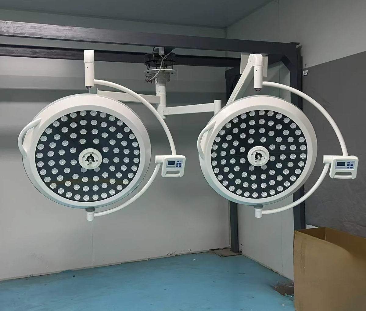 lumière chirurgicale led moderne deux dômes blanc gris éclairage opératoire sans ombre