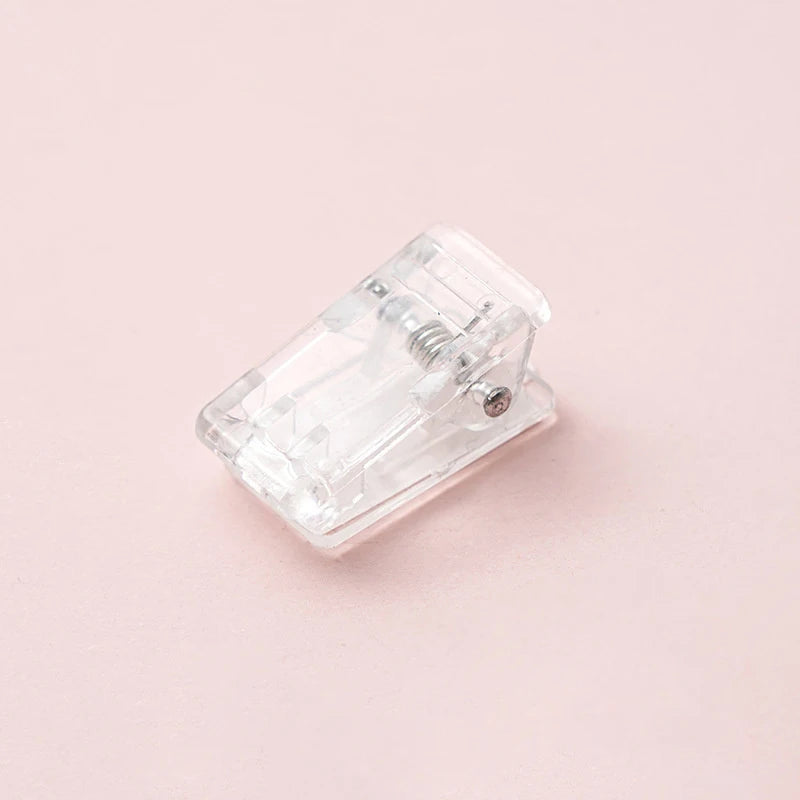 clips plastique transparent rose adhésifs muraux suspendus boîte compartiments protracteur règle feuilles