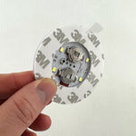 mini lampes led multicolores adhésives modernes rouges vertes bleues diodes circulaires festive minimaliste