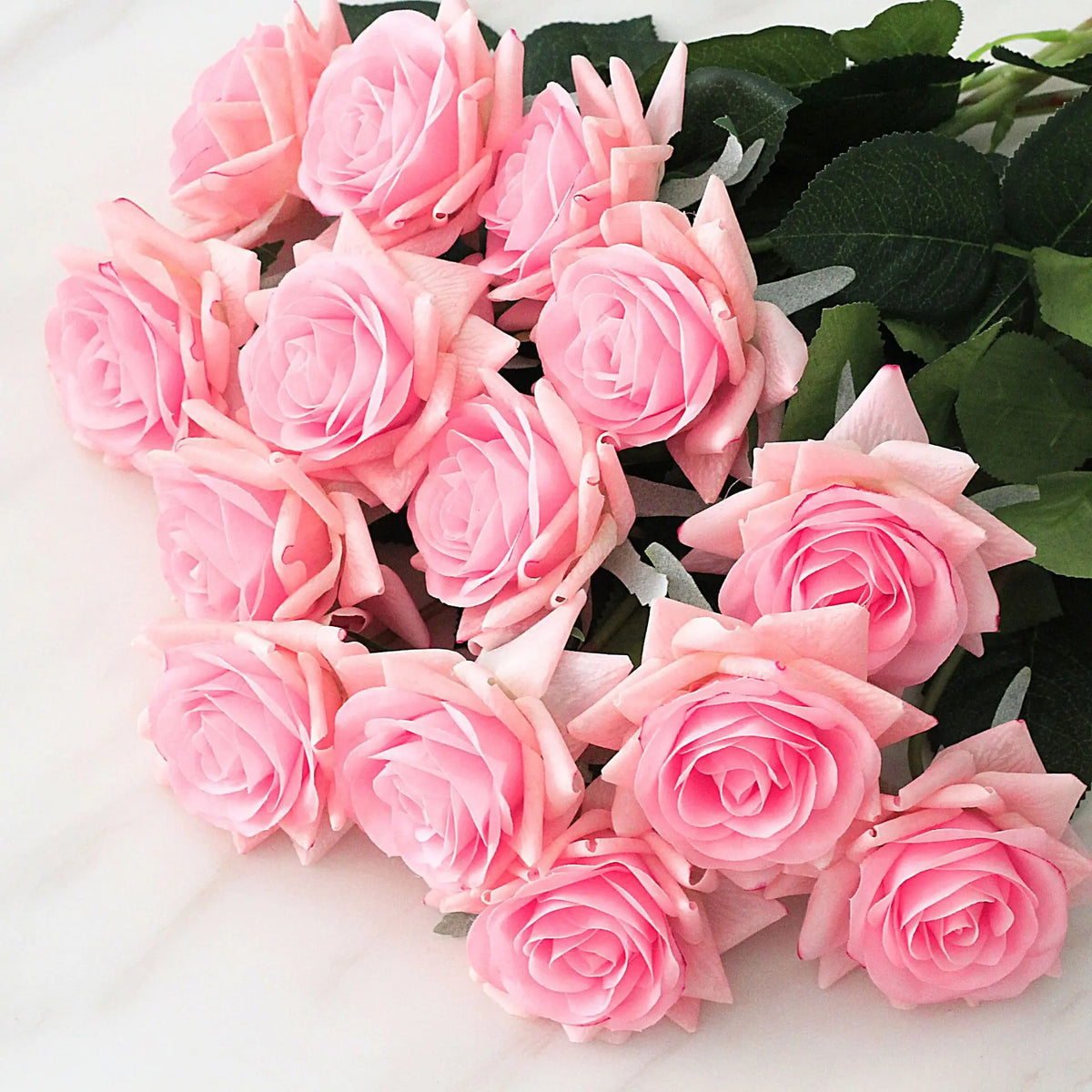 bouquet roses artificielles mariage anniversaire décoration intérieure plateau doré vase transparent feuilles vertes classique