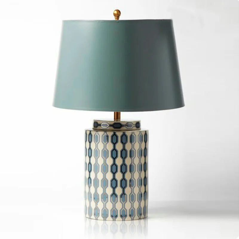 Lampe de chevet bleue dans un salon au style campagnard moderne
