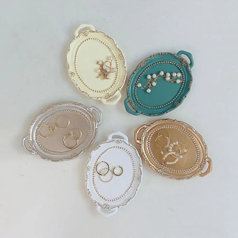 Support bijoux ornements dorés bordure perlée blanc doré classique vintage boucles oreilles anneaux collier