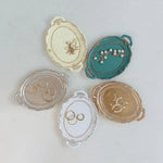 Support bijoux ornements dorés bordure perlée blanc doré classique vintage boucles oreilles anneaux collier