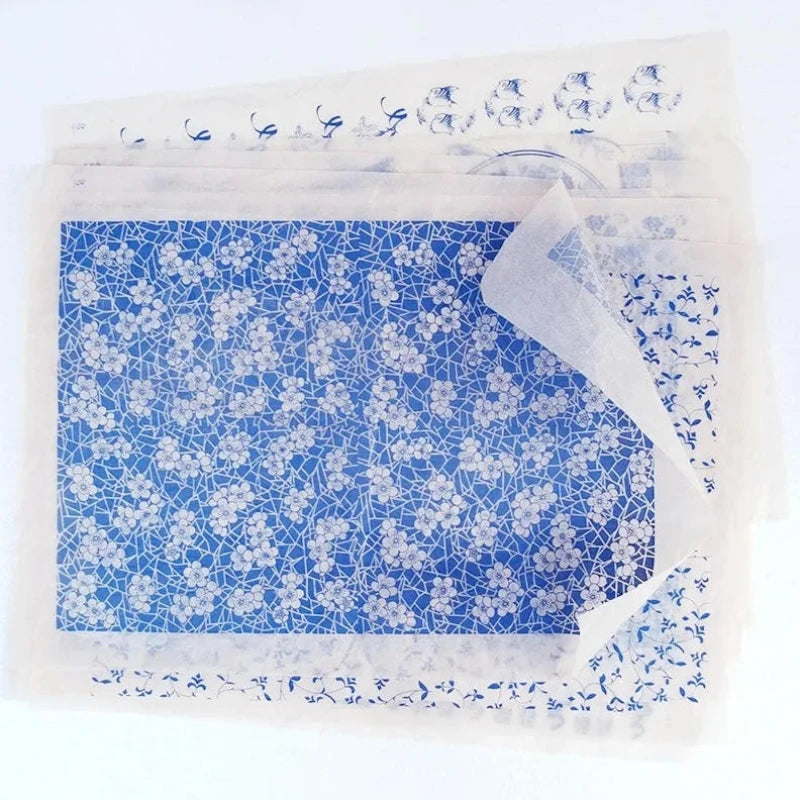 assiette céramique bleue blanche motif fleurs classique traditionnel décoration porcelaine artisanat poterie