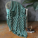 couverture tricotée vert foncé motif zigzag pompons canapé lit décoration intérieure moderne large