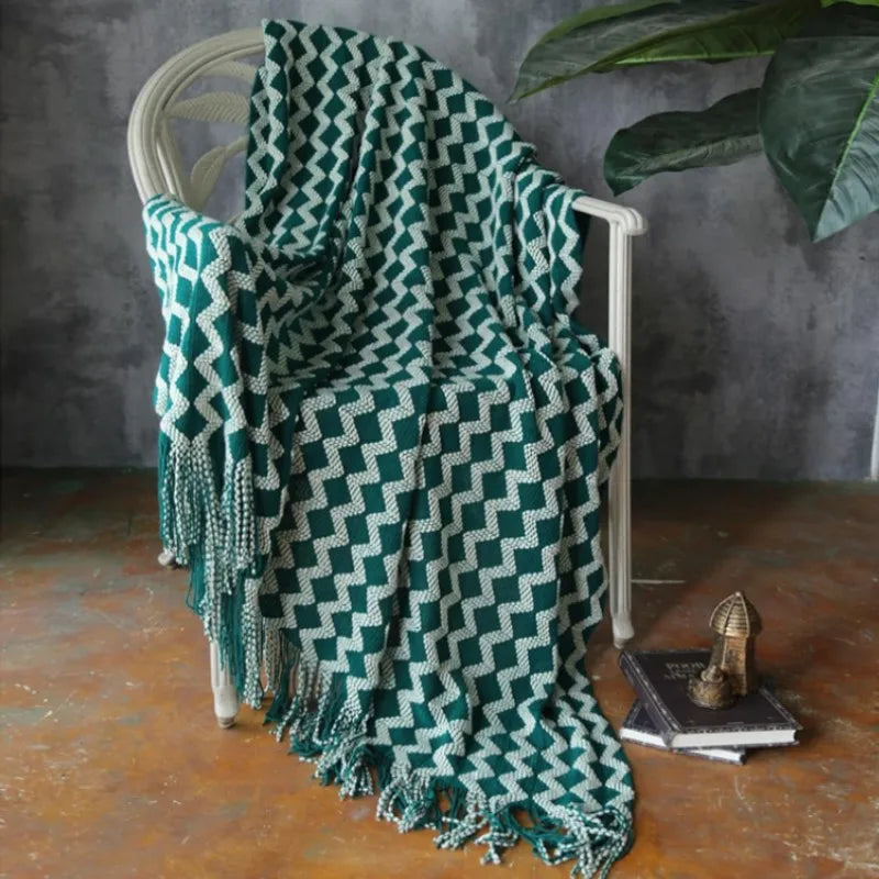 couverture tricotée vert foncé motif zigzag pompons canapé lit décoration intérieure moderne large