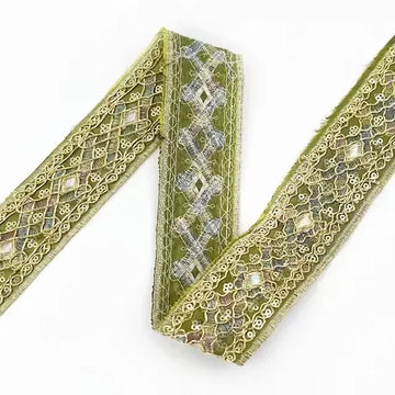 ruban dentelle brodé motifs géométriques décorations couture robes soirée luxe élégant