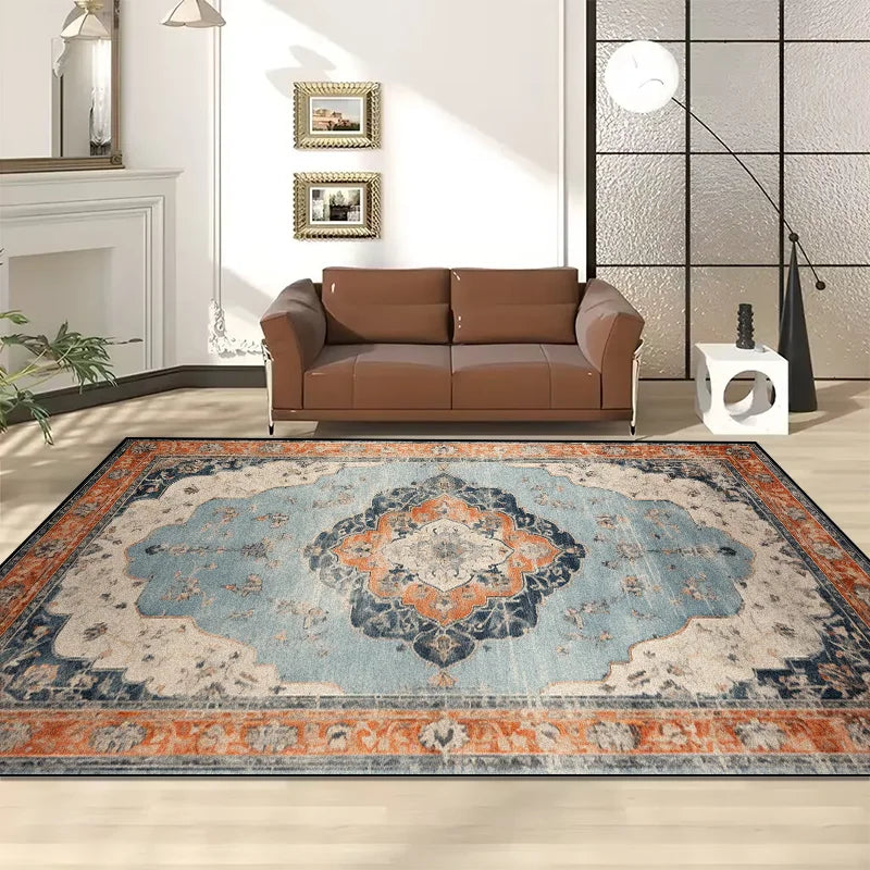 Tapis oriental décoratif avec motif floral élégant et coloré, posé sur un sol dans un intérieur moderne avec un canapé en cuir marron.