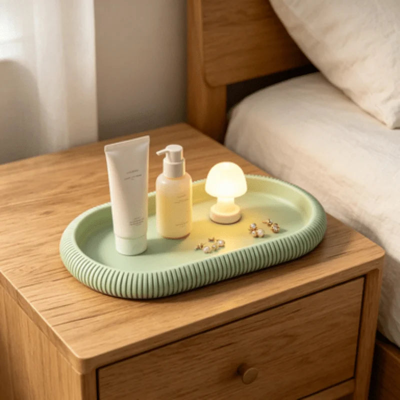 plateau ovale vert pastel rayures fines moderne flacons cosmétiques pot pinceaux bougie diffuseur huiles