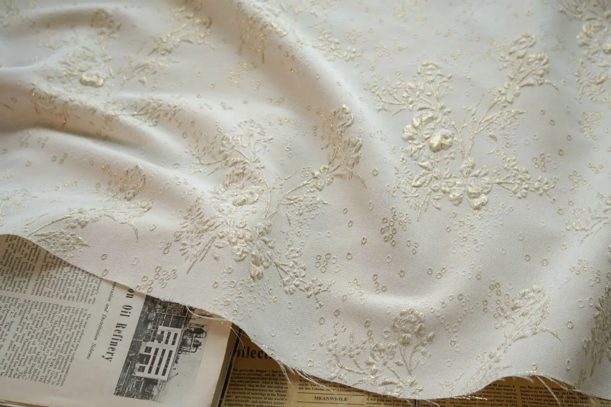 tissu décoration floral relief polyester 140cm largeur crème doré vintage robuste naturel artisanal