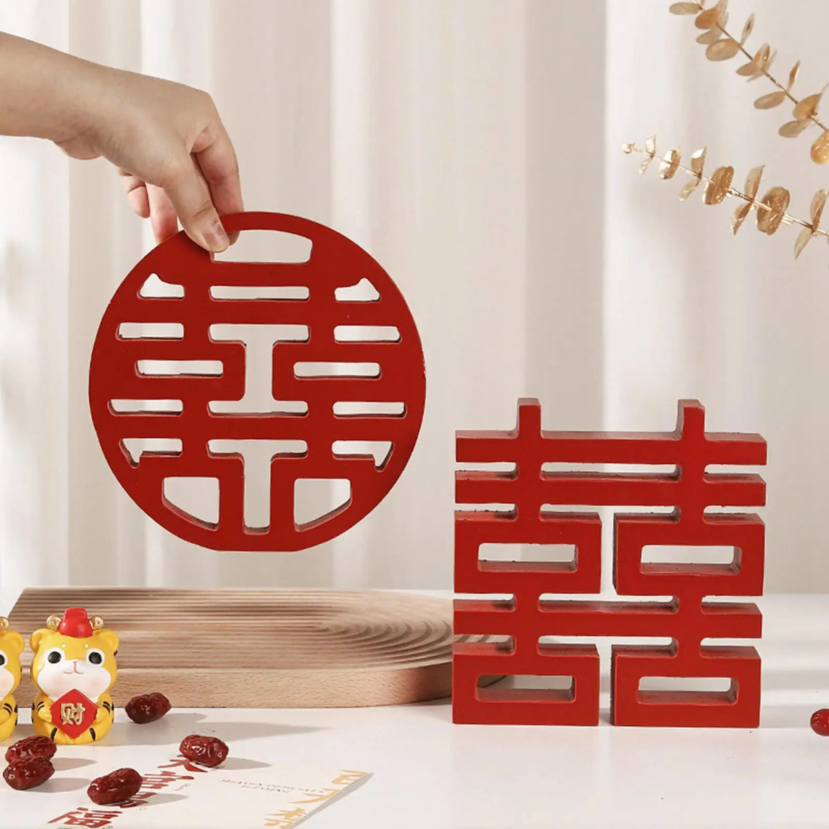 décorations traditionnelles mariage chinois caractères heureux rouge lisses sculptées