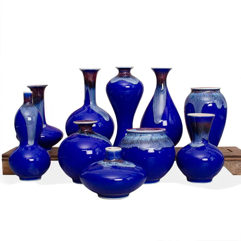 Magnifique collection de vases en céramique bleu foncé, présentant des formes et des textures variées, reflétant une sophistication et un style élégant.