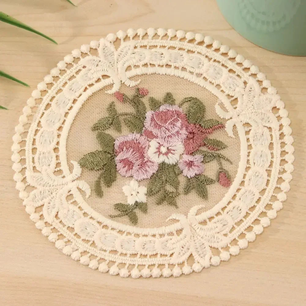 serviettes table brodées fleurs dentelées beige rose vert traditionnelles 12cm respectueuses environnement